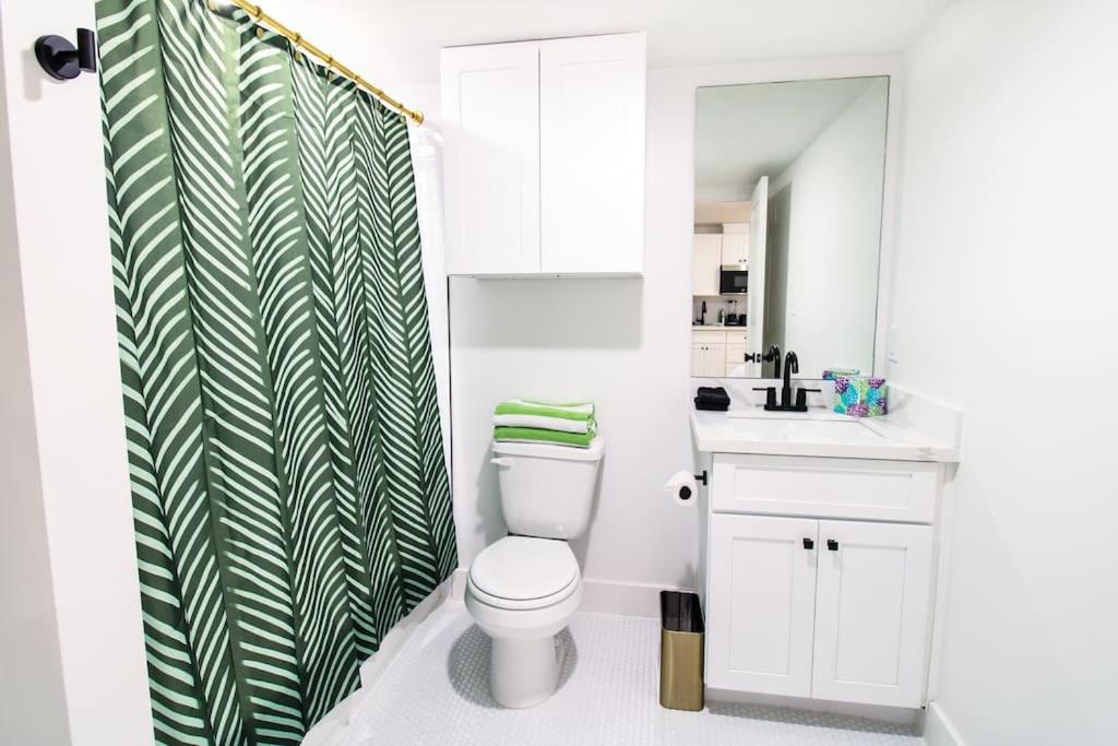 Summer Tropics Studio Apartment Two Queen Beds غالفيستون، تكساس المظهر الخارجي الصورة